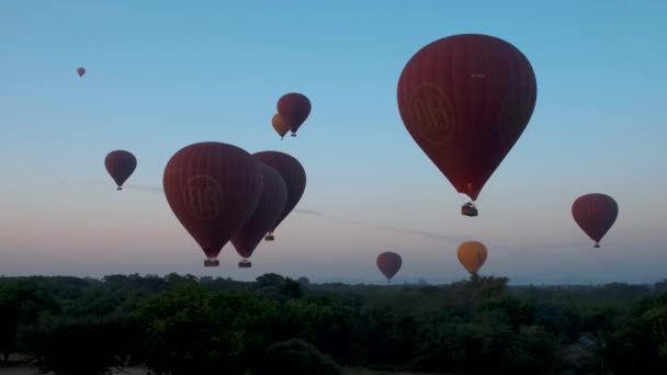 Bagan Myanmar, varmluftsballong under soloppgang over templene og pagodene til Bagan Myanmar, soloppgang Pagan Myanmar-tempelet og pagoden – stockvideo