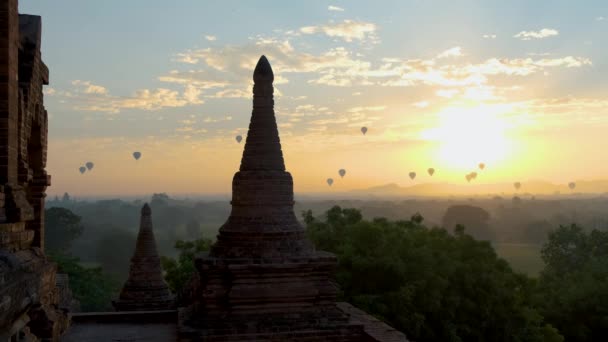 Bagan Myanmar, varmluftsballong under soluppgången ovanför tempel och pagoder i Bagan Myanmar, Sunrise Pagan Myanmar tempel och pagoda — Stockvideo