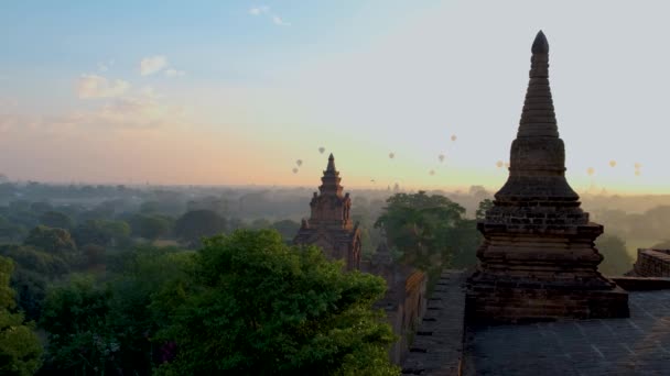 Bagan Myanmar, hot air balloon during Sunrise above temples and pagoda of Bagan Myanmar, Sunrise Pagan Myanmar temple and pagoda — 图库视频影像
