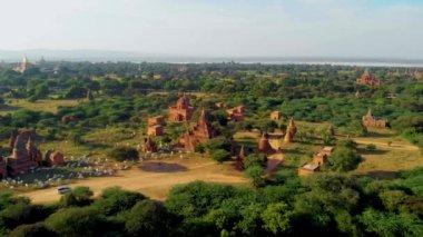 Bagan Myanmar, gün doğumunda Bagan Myanmar tapınakları, Sunrise Pagan Myanmar tapınağı ve pagoda tapınakları üzerinde sıcak hava balonu.