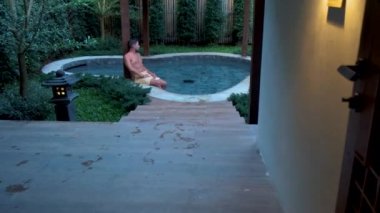 Onsen ahşap banyo küveti, Chiang Mai Tayland, Onsen Japon Hamamı 'nda banyo yapmayı seven bir adam.