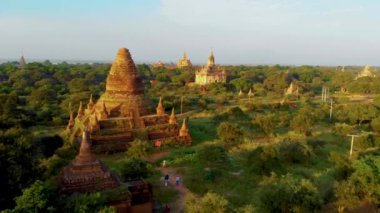 Bagan Myanmar, gün doğumunda Bagan Myanmar tapınakları, Sunrise Pagan Myanmar tapınağı ve pagoda tapınakları üzerinde sıcak hava balonu.