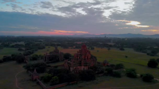 Баган Мьянма, воздушный шар во время восхода солнца над храмами и пагодами Баган Мьянмы, храм Санрайз языческая Мьянма и пагода — стоковое видео