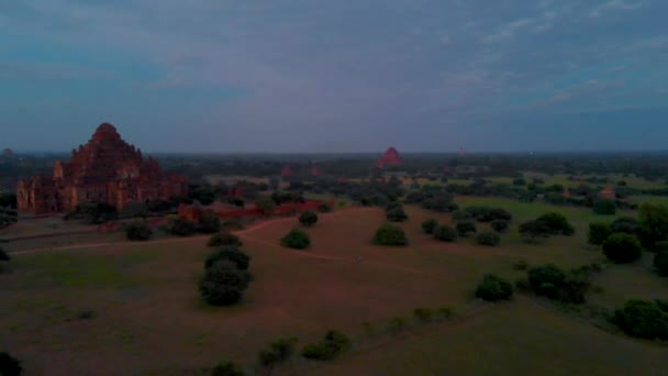 Bagan Myanmar, varmluftsballong under soluppgången ovanför tempel och pagoder i Bagan Myanmar, Sunrise Pagan Myanmar tempel och pagoda — Stockvideo