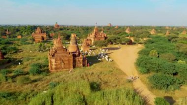 Bagan Myanmar, gün doğumunda Bagan Myanmar tapınakları, Sunrise Pagan Myanmar tapınağı ve pagoda tapınakları üzerinde sıcak hava balonu.