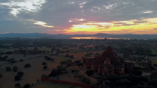 Bagan Myanmar, gün doğumunda Bagan Myanmar tapınakları, Sunrise Pagan Myanmar tapınağı ve pagoda tapınakları üzerinde sıcak hava balonu. — Stok video