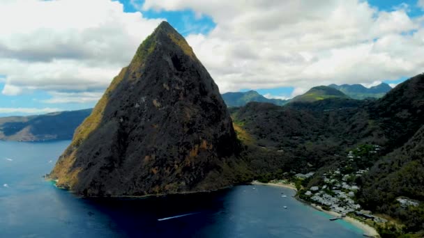 St Lucia Karaiby, Ogromne pitons drone widok na Saint Lucia cukru plaży St Lucia góry — Wideo stockowe