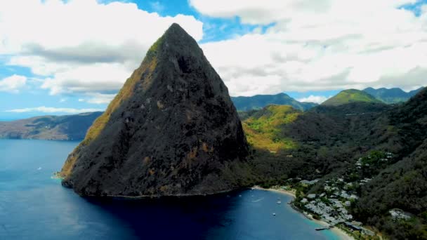St Lucia Karaiby, Ogromne pitons drone widok na Saint Lucia cukru plaży St Lucia góry — Wideo stockowe