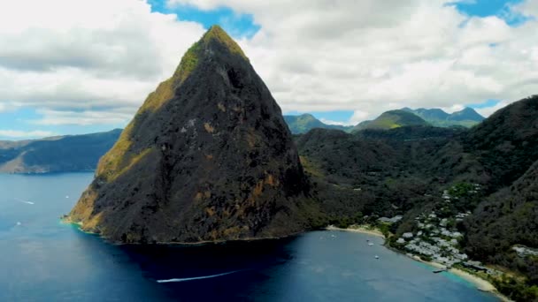 Szent Lucia Karib-tenger, Hatalmas pitonok drónra néző Szent Lucia cukor strand Szent Lucia hegyek — Stock videók