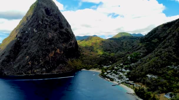 Santa Lucia Caraibi, Enormi chiodi drone vista a Santa Lucia zucchero spiaggia Santa Lucia montagne — Video Stock