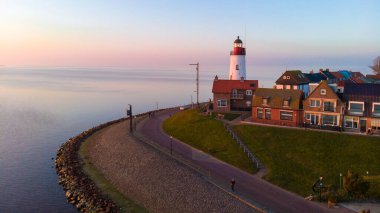 Urk Flevoland Hollanda, eski Urk köyünde güneşli bir gün. Limanda balıkçı tekneleri var.
