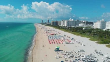 Miami South Beach gün doğumu cankurtaran kulesi ve renkli bulutlu kıyı şeridi ve mavi gökyüzü, South Beach, Miami Beach. Florida
