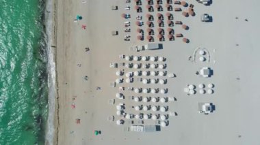 Miami South Beach gün doğumu cankurtaran kulesi ve renkli bulutlu kıyı şeridi ve mavi gökyüzü, South Beach, Miami Beach. Florida