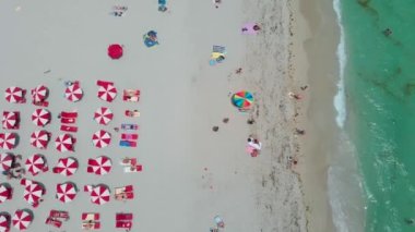 Miami South Beach gün doğumu cankurtaran kulesi ve renkli bulutlu kıyı şeridi ve mavi gökyüzü, South Beach, Miami Beach. Florida