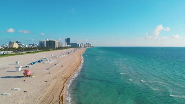 Miami South Beach zonsopgang met strandwachttoren en kustlijn met kleurrijke wolk en blauwe lucht, South Beach, Miami Beach. Zuid-Afrika — Stockvideo