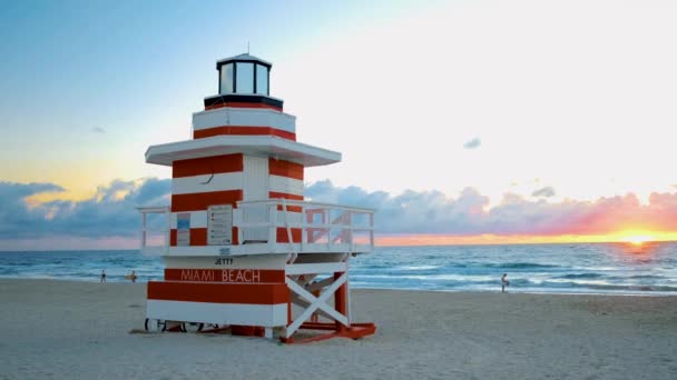 Miami South Beach ανατολή με πύργο ναυαγοσώστη και ακτογραμμή με πολύχρωμο σύννεφο και μπλε ουρανό, South Beach, Miami Beach. Φλόριντα — Αρχείο Βίντεο