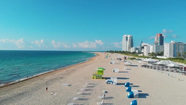 Miami South Beach zonsopgang met strandwachttoren en kustlijn met kleurrijke wolk en blauwe lucht, South Beach, Miami Beach. Zuid-Afrika — Stockvideo