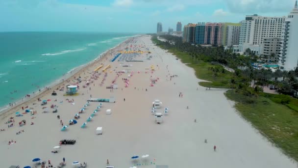 Miami South Beach soluppgång med badvakt torn och kust med färgglada moln och blå himmel, South Beach, Miami Beach. Förenade kungariket — Stockvideo