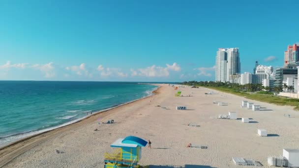 Salida del sol de Miami South Beach con torre salvavidas y costa con nubes de colores y cielo azul, South Beach, Miami Beach. Florida — Vídeo de stock