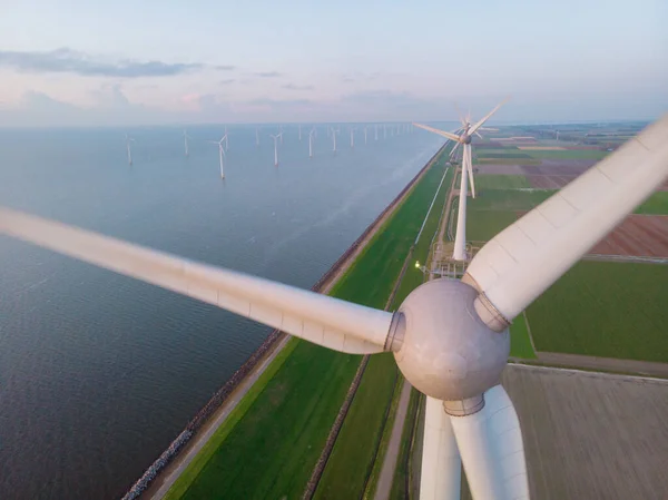 海の風車公園、風力タービンの無人航空機の眺めは、オランダの海で孤立した緑のエネルギー電気、風車を発生させます — ストック写真