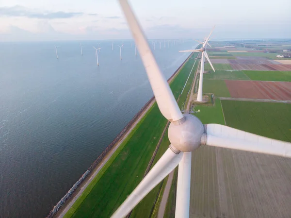 Parc éolien dans l'océan, vue aérienne par drone des éoliennes générant de l'énergie verte, éoliennes isolées en mer aux Pays-Bas — Photo