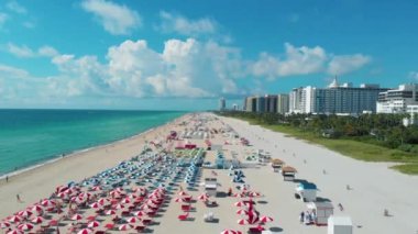 Miami South Beach gün doğumu cankurtaran kulesi ve renkli bulutlu kıyı şeridi ve mavi gökyüzü, South Beach, Miami Beach. Florida