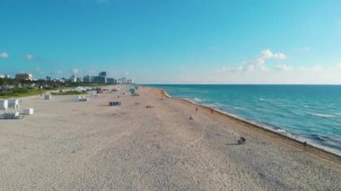 Miami South Beach gün doğumu cankurtaran kulesi ve renkli bulutlu kıyı şeridi ve mavi gökyüzü, South Beach, Miami Beach. Florida