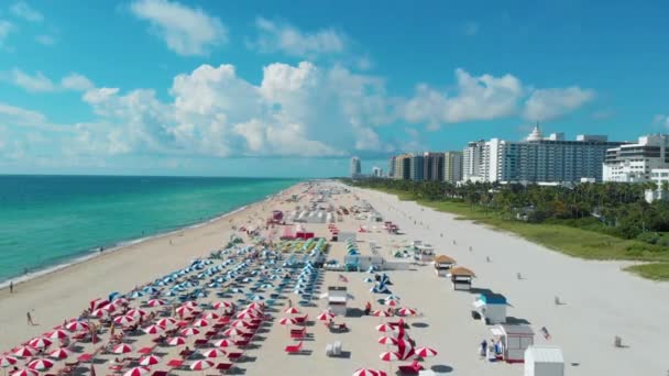 Miami South Beach soluppgång med badvakt torn och kust med färgglada moln och blå himmel, South Beach, Miami Beach. Förenade kungariket — Stockvideo