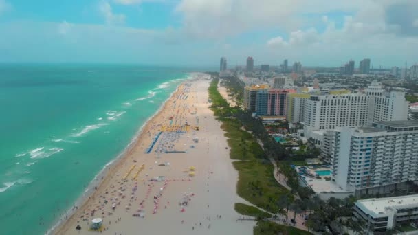 Wschód słońca w Miami South Beach z wieżą ratowniczą i linią brzegową z kolorowymi chmurami i błękitnym niebem, South Beach, Miami Beach. Floryda — Wideo stockowe