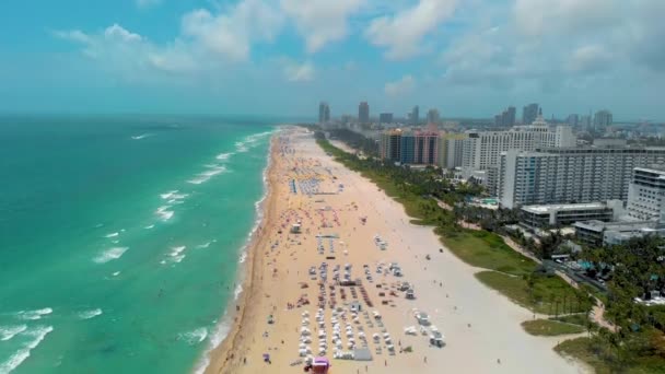 Miami South Beach soluppgång med badvakt torn och kust med färgglada moln och blå himmel, South Beach, Miami Beach. Förenade kungariket — Stockvideo