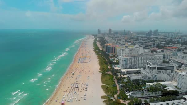 Miami South Beach napkelte vízimentő toronnyal és tengerparttal, színes felhővel és kék égbolttal, South Beach, Miami Beach. Dél-Afrika — Stock videók