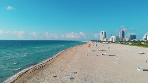 Сонячний схід Маямі-Саус-Біч з вежею рятувальної охорони і береговою лінією з барвистою хмарою і блакитним небом, Сауз-Біч, Маямі-Біч. Флорида — стокове відео