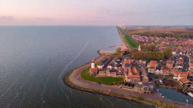 Urk Flevoland Hollanda, eski Urk köyünde güneşli bir gün. Limanda balıkçı tekneleri var.