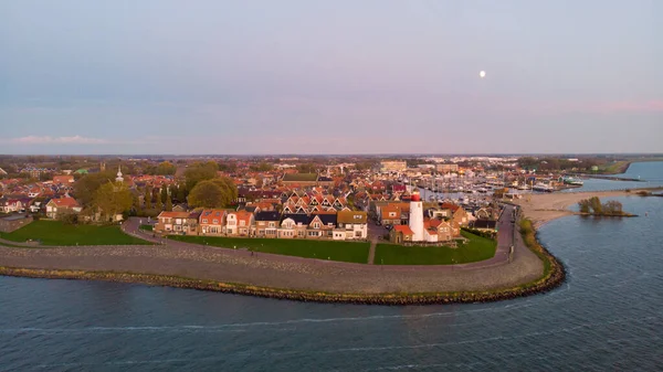 Urk Flevoland Нидерланды солнечный день в старой деревне Урк с рыбацкими лодками в гавани — стоковое фото