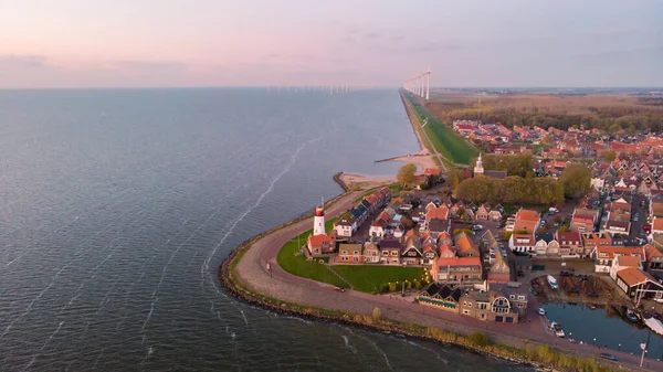 Urk Flevoland Nederländerna en solig dag i den gamla byn Urk med fiskebåtar vid hamnen — Stockfoto