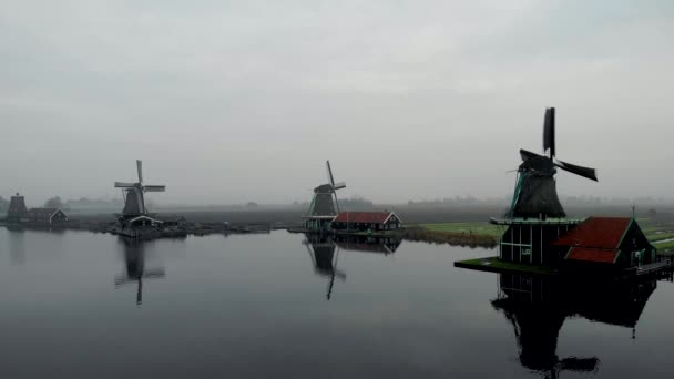 마을에 풍차는 겨울에 안개가자 이나스 네덜란드의 역사적 안개가자 이나스 Zaanse — 비디오