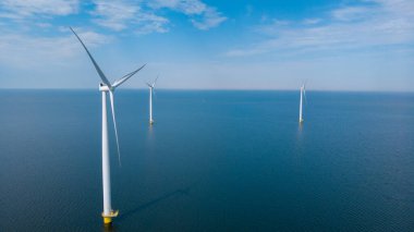 Okyanustaki yel değirmeni parkı, yeşil enerji üreten yel değirmeni türbinlerinin insansız hava görüntüsü Hollanda 'da denizde izole edilmiş yel değirmenleri. Yüksek kalite 4k görüntü