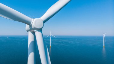 Okyanustaki yel değirmeni parkı, yeşil enerji üreten yel değirmeni türbinlerinin insansız hava görüntüsü Hollanda 'da denizde izole edilmiş yel değirmenleri. Yüksek kalite 4k görüntü