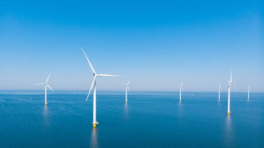 Okyanustaki yel değirmeni parkı, yeşil enerji üreten yel değirmeni türbinlerinin insansız hava görüntüsü Hollanda 'da denizde izole edilmiş yel değirmenleri. Yüksek kalite 4k görüntü