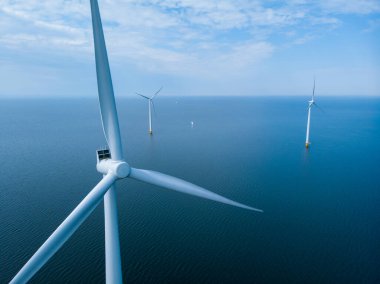 Okyanustaki yel değirmeni parkı, yeşil enerji üreten yel değirmeni türbinlerinin insansız hava görüntüsü Hollanda 'da denizde izole edilmiş yel değirmenleri. Yüksek kalite 4k görüntü
