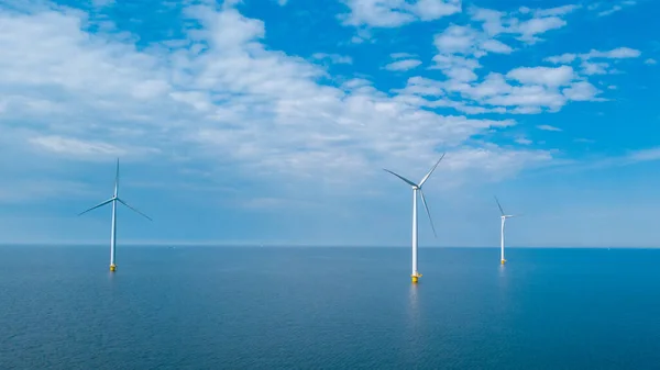 海洋中的风车公园 无人侦察机俯瞰风力涡轮机产生的绿色能源电力 在荷兰的海上孤立风力涡轮机 高质量的4K镜头 — 图库照片