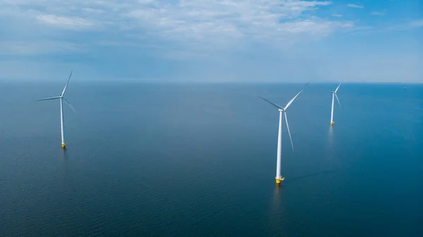 海の風車公園 風力タービンの無人航空機の眺めは オランダの海で孤立した緑のエネルギー電気 風車を発生させます 高品質4K映像 — ストック写真