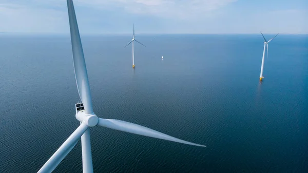 海の風車公園 風力タービンの無人航空機の眺めは オランダの海で孤立した緑のエネルギー電気 風車を発生させます 高品質4K映像 — ストック写真
