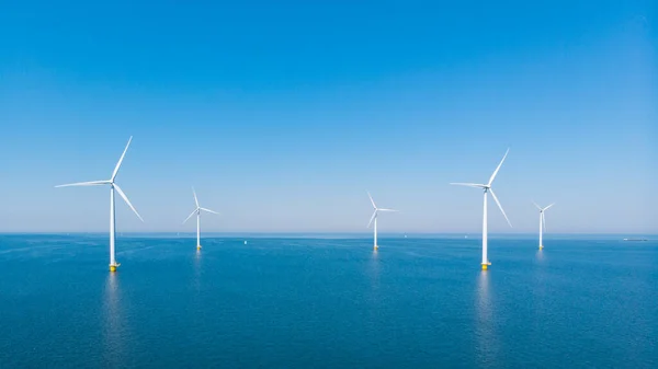 海洋中的风车公园 无人侦察机俯瞰风力涡轮机产生的绿色能源电力 在荷兰的海上孤立风力涡轮机 高质量的4K镜头 — 图库照片