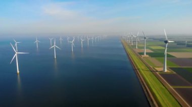 Okyanustaki yel değirmeni parkı, yeşil enerji üreten yel değirmeni türbinlerinin insansız hava görüntüsü Hollanda 'da denizde izole edilmiş yel değirmenleri. Yüksek kalite 4k görüntü