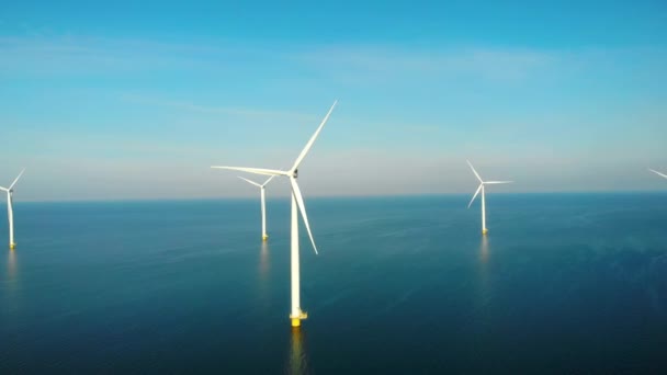 海の風車公園 風力タービンの無人航空機の眺めは オランダの海で孤立した緑のエネルギー電気 風車を発生させます 高品質4K映像 — ストック動画