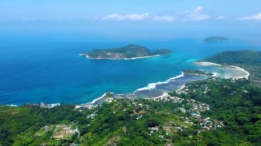 Praslin Seyşeller, Seyşeller 'de lüks bir tatil sırasında tropikal plaj. Tropik plaj Praslin Seyşeller