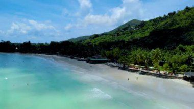 La Digue Seyşeller, Seyşeller 'de lüks bir tatil sırasında tropikal plaj. Tropik plaj, La Digue Seyşeller