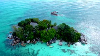 Praslin Seyşeller, Seyşeller 'de lüks bir tatil sırasında tropikal plaj. Tropik plaj Praslin Seyşeller