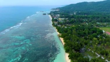 La Digue Seyşeller, Seyşeller 'de lüks bir tatil sırasında tropikal plaj. Tropik plaj, La Digue Seyşeller